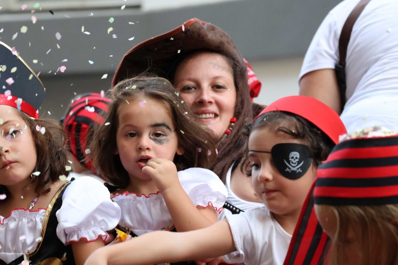 Les carrosses de Gata omplin el recorregut d’enginy, confeti,… i crítiques per l’entrada de bous “sorpresa” Les carrosses de Gata omplin el recorregut d’enginy, confeti,… i crítiques per l’entrada de bous “sorpresa”